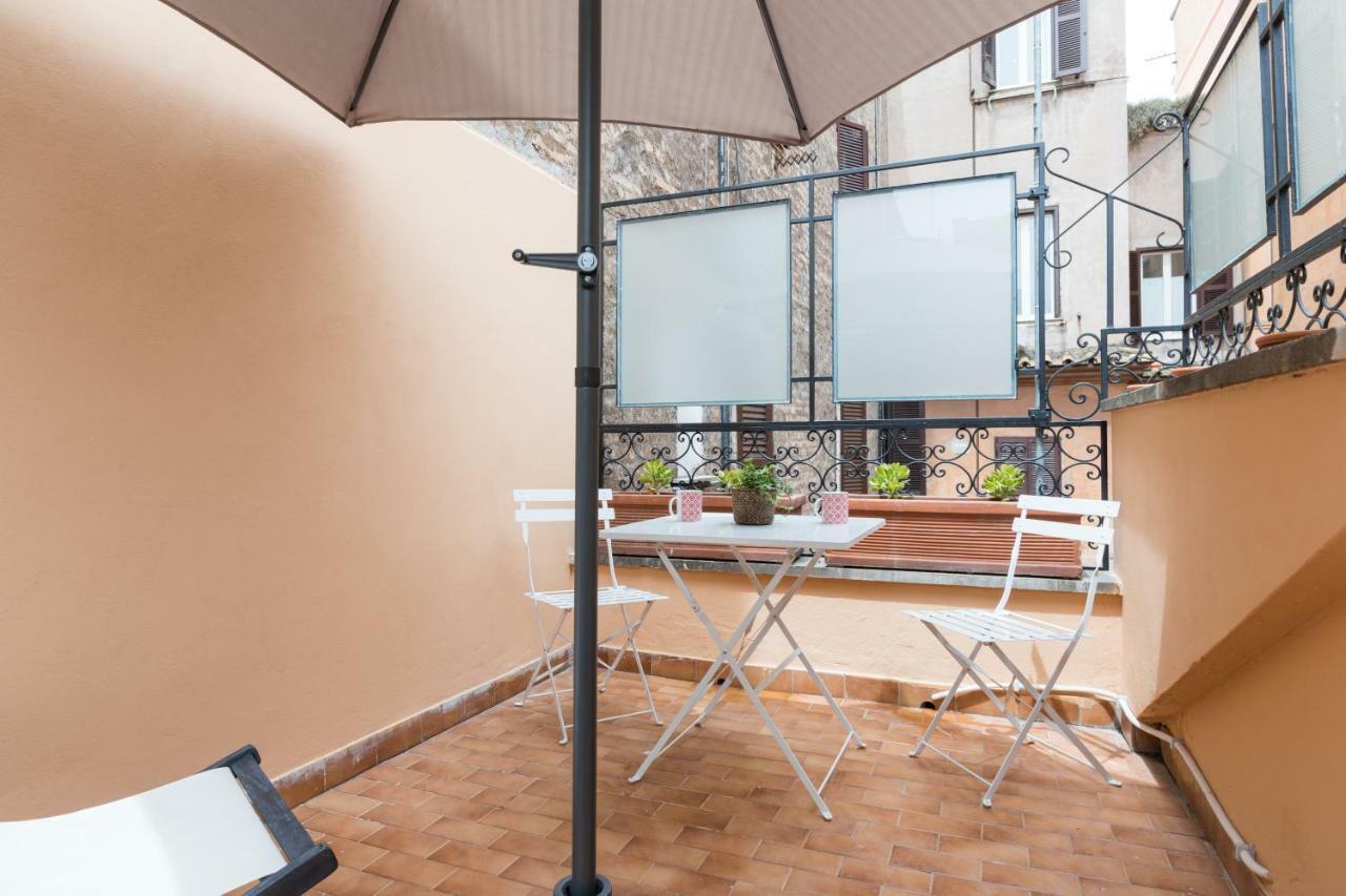 Apartamento Quiet Pied A Terre With Terrace In Borgo Pio Roma Exterior foto